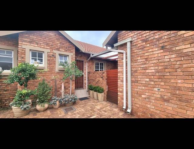 2 BEDROOM TOWNHOUSE FOR SALE IN AMBERFIELD